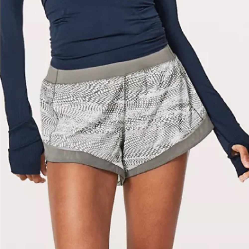 Lululemon Gait Keeper Short 3.5" Swerve Vapor Metal Grey/Metal
Color Grey
Size 2